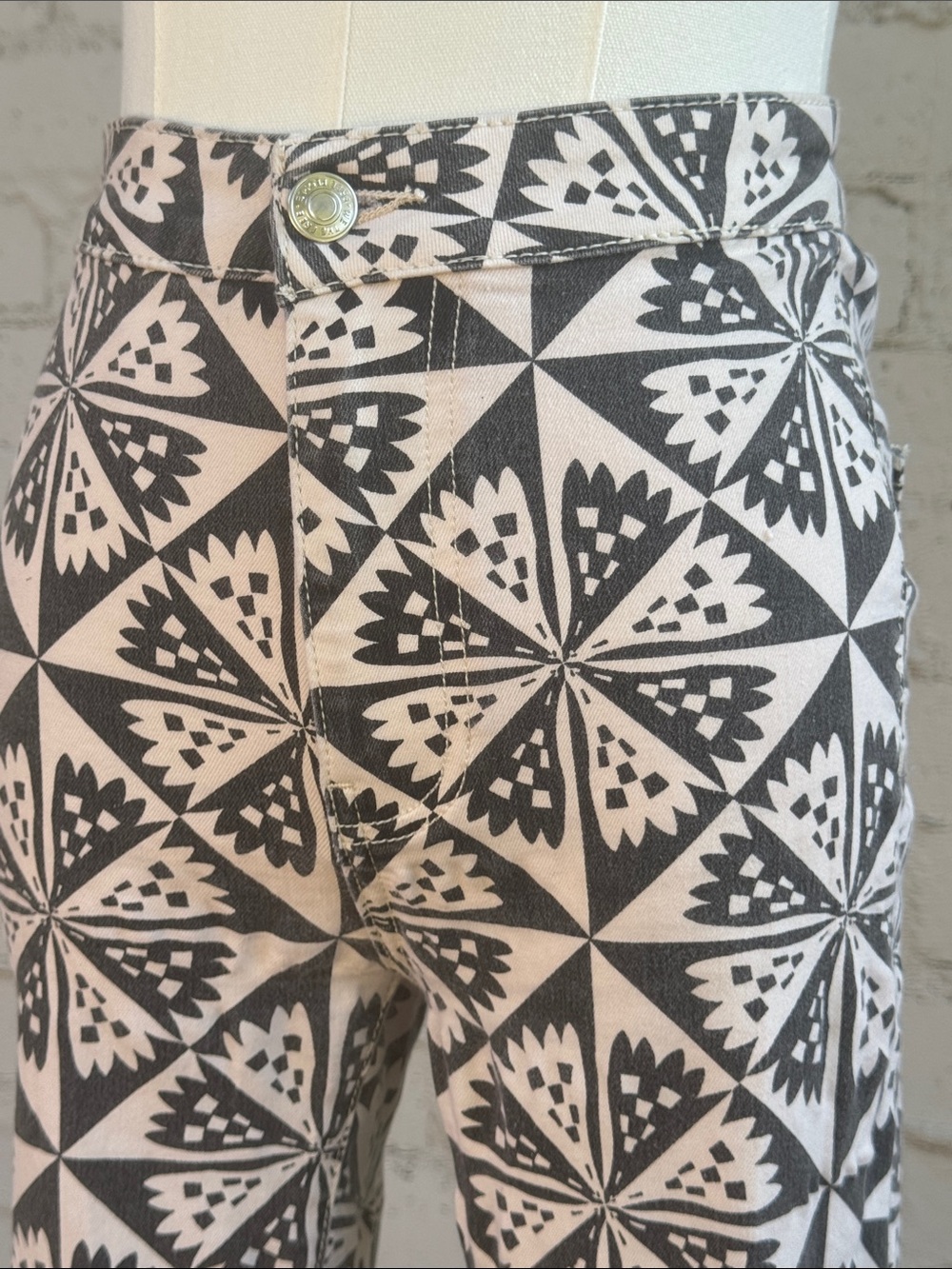 Free People We The Free Just Float On Flare Jeans Geo Black White Size 24 - Picture 10 of 15